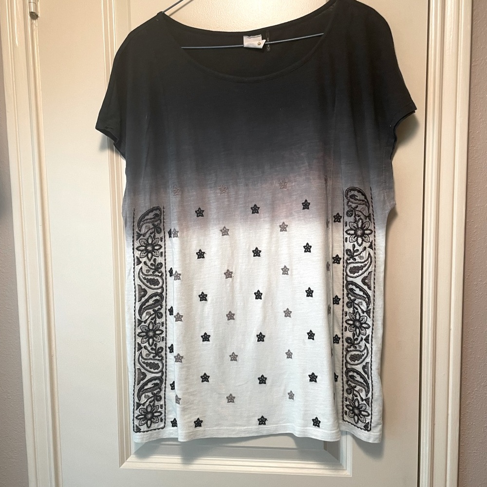 Anthropologie (Akemi + Kin label) Navy fade to White Tee